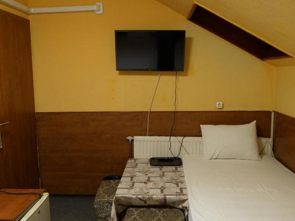 Attila Hotel : photo 10 de la chambre chambre triple