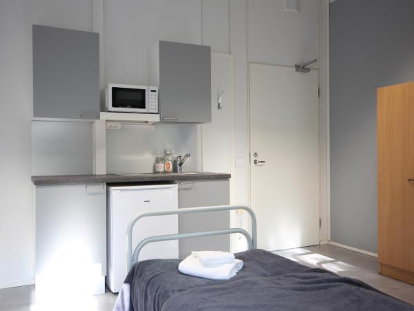 Forenom Hostel Espoo Kilo : photo 5 de la chambre chambre triple basique avec salle de bains commune