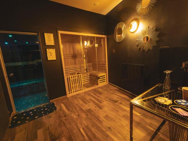 L'eSPAce détente : photo 3 de la chambre suite lit king-size avec baignoire spa