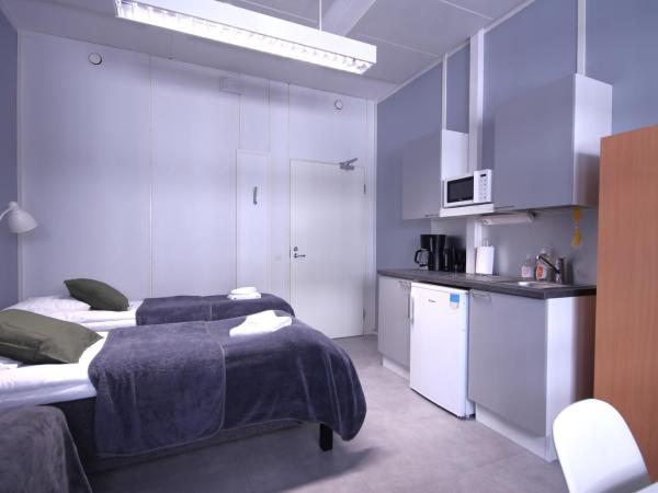 Forenom Hostel Espoo Kilo : photo 2 de la chambre chambre triple Économique avec salle de bains commune