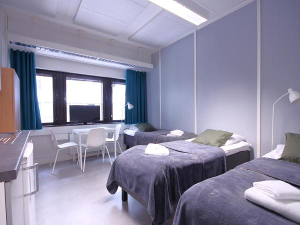 Forenom Hostel Espoo Kilo : photo 1 de la chambre chambre triple Économique avec salle de bains commune