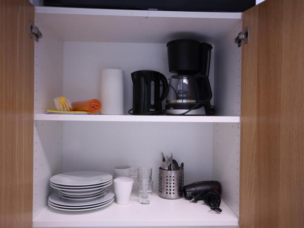 Forenom Hostel Espoo Kilo : photo 3 de la chambre chambre triple Économique avec salle de bains commune