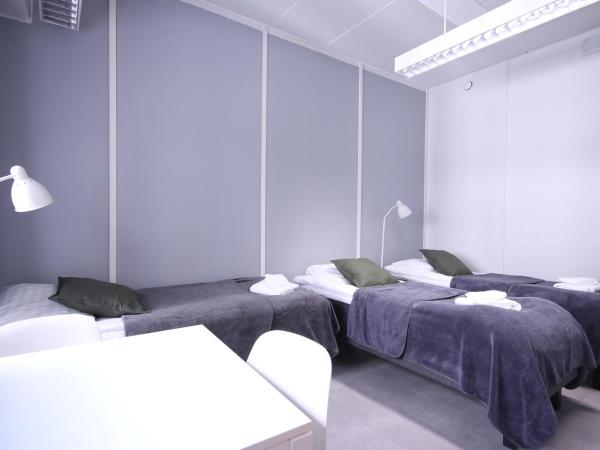Forenom Hostel Espoo Kilo : photo 6 de la chambre chambre triple Économique avec salle de bains commune