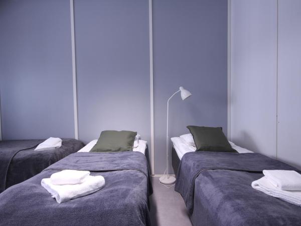 Forenom Hostel Espoo Kilo : photo 4 de la chambre chambre triple Économique avec salle de bains commune