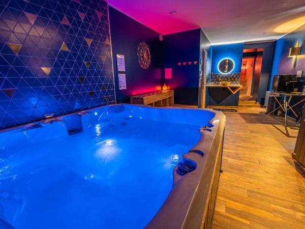 L'eSPAce détente : photo 1 de la chambre suite lit king-size avec baignoire spa