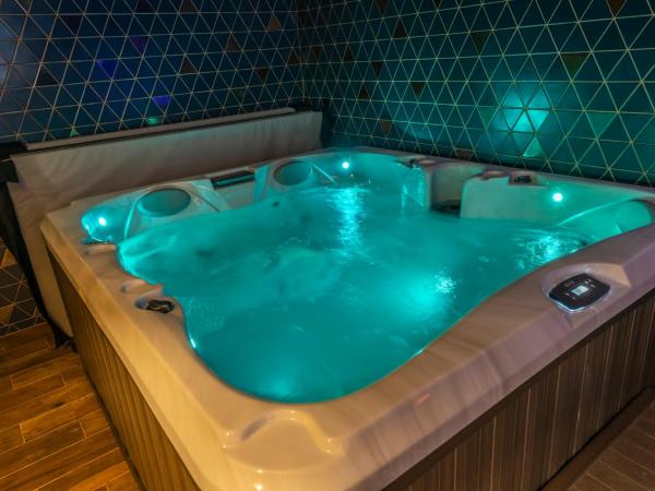 L'eSPAce détente : photo 7 de la chambre suite lit king-size avec baignoire spa