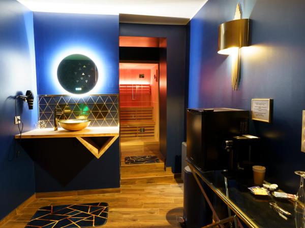 L'eSPAce détente : photo 3 de la chambre suite lit king-size avec baignoire spa