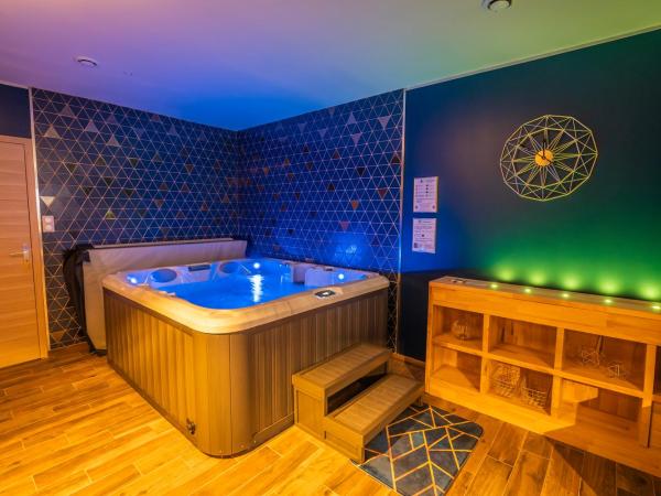 L'eSPAce détente : photo 2 de la chambre suite lit king-size avec baignoire spa