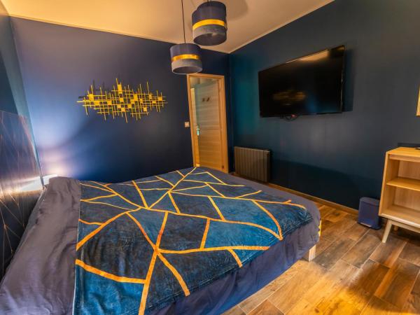 L'eSPAce détente : photo 9 de la chambre suite lit king-size avec baignoire spa