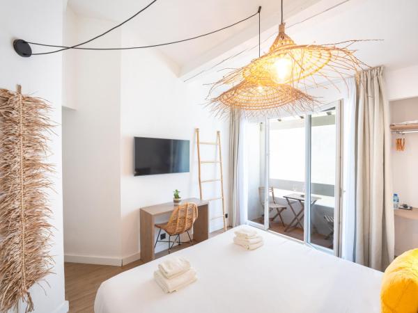 Hôtel Casa Marina : photo 2 de la chambre chambre lit king-size avec balcon