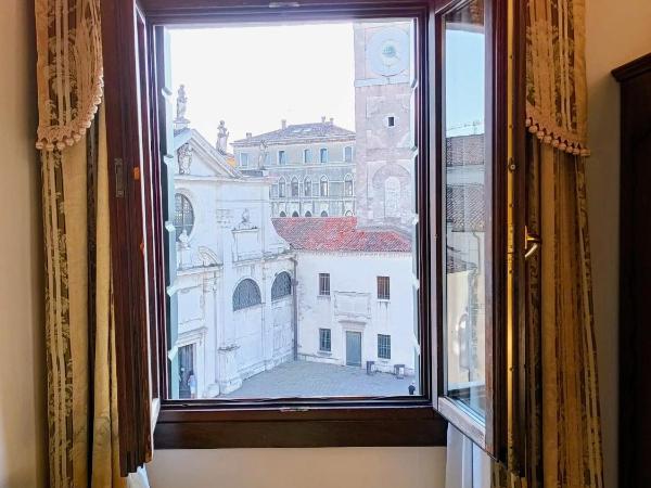 Hotel Scandinavia - Relais : photo 4 de la chambre chambre double avec vue sur la place