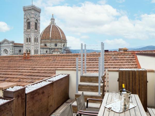 Repubblica Firenze Luxury Apartments | UNA Esperienze : photo 3 de la chambre hbergement dcloisonn avec terrasse panoramique - vue sur duomo