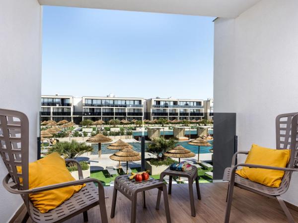 Del Mar Emotion Resort : photo 4 de la chambre triple room with balcony - pool side