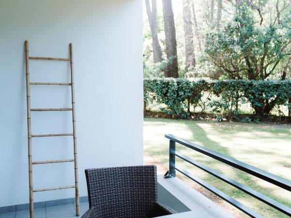 Hôtel Les Fougères : photo 1 de la chambre chambre double avec balcon et kitchenette - vue sur jardin