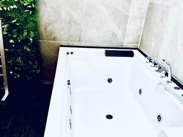 Duke and Duchess Apartments and Rooms - Private in Room Hot Tub Suites : photo 8 de la chambre suite deluxe avec baignoire spa