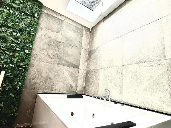 Duke and Duchess Apartments and Rooms - Private in Room Hot Tub Suites : photo 9 de la chambre suite deluxe avec baignoire spa