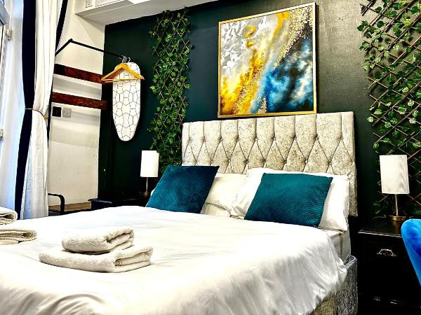 Duke and Duchess Apartments and Rooms - Private in Room Hot Tub Suites : photo 2 de la chambre suite deluxe avec baignoire spa