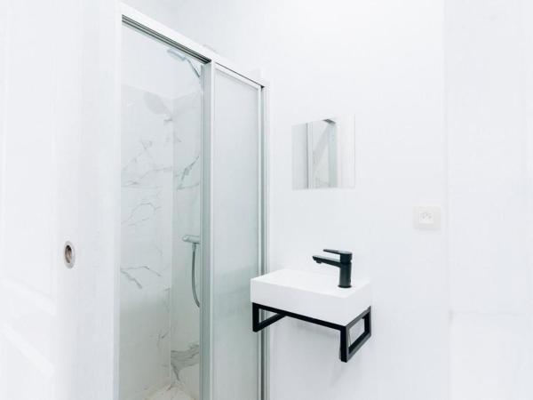 Atomihotel: Contemporary Comfort Steps from the Atomium! : photo 1 de la chambre chambre double deluxe avec douche