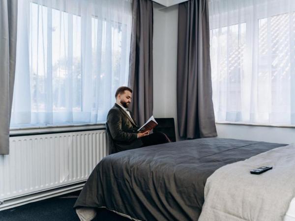 Atomihotel: Contemporary Comfort Steps from the Atomium! : photo 4 de la chambre chambre double deluxe avec douche