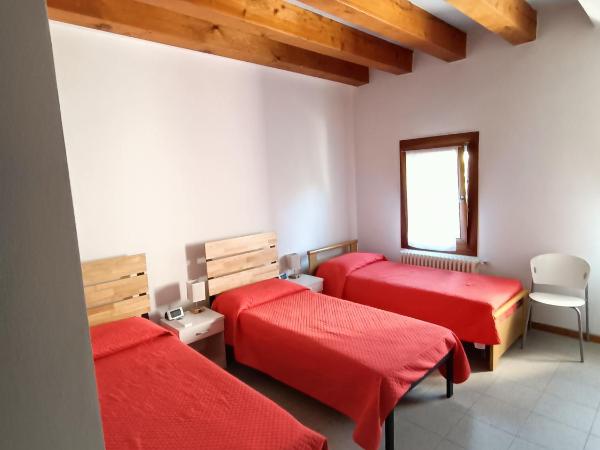 Il Nido - Villetta in posizione strategica : photo 5 de la chambre chambre triple avec salle de bains privative