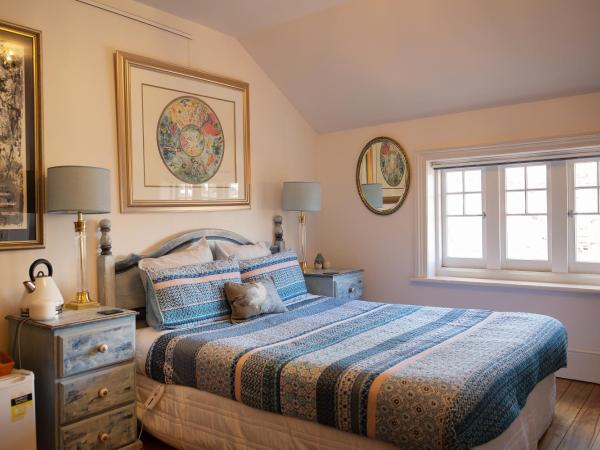 Assemblage Boutique Art B & B : photo 1 de la chambre chambre lit queen-size avec salle de bains commune