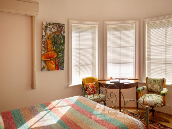 Assemblage Boutique Art B & B : photo 5 de la chambre chambre double avec salle de bains commune