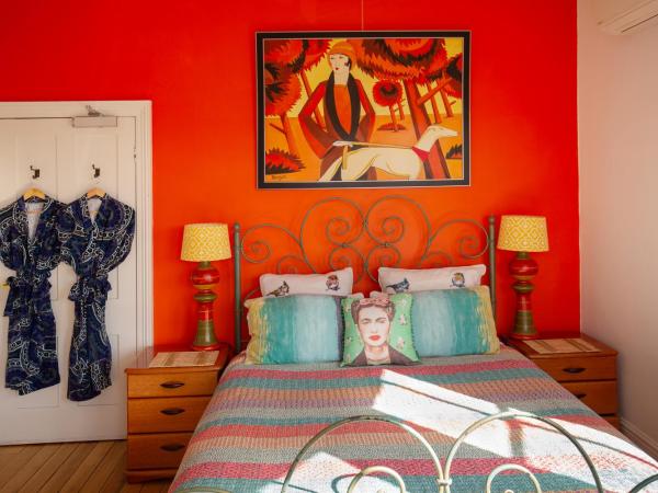 Assemblage Boutique Art B & B : photo 1 de la chambre chambre double avec salle de bains commune