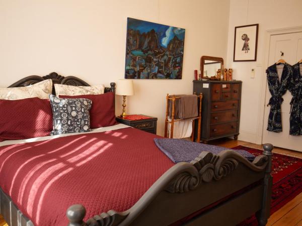 Assemblage Boutique Art B & B : photo 3 de la chambre chambre lit queen-size avec salle de bains commune