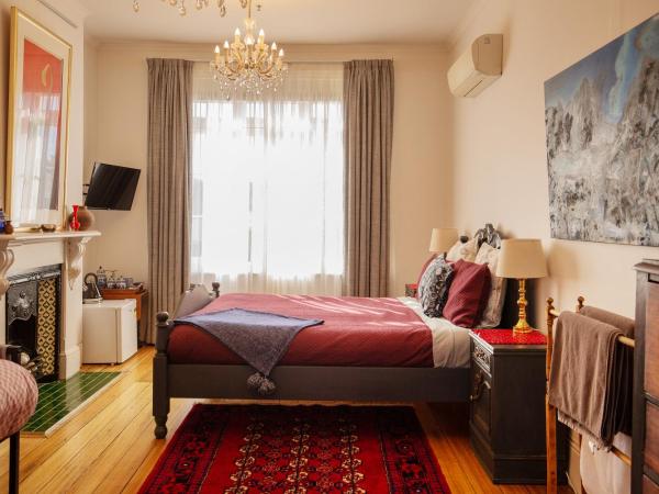 Assemblage Boutique Art B & B : photo 2 de la chambre chambre lit queen-size avec salle de bains commune