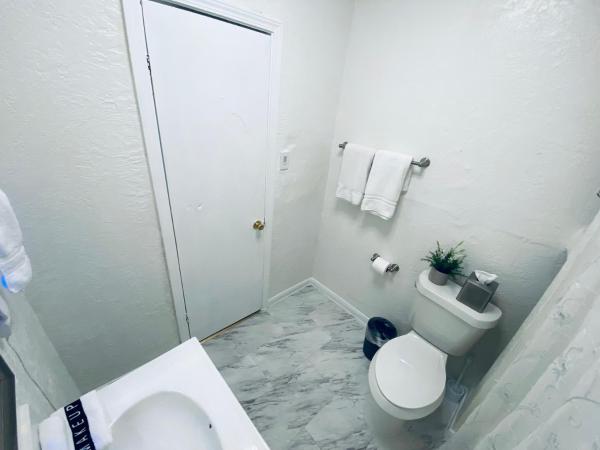 Holistic Gem w/1Gig Wi-Fi & free parking : photo 1 de la chambre chambre double avec salle de bains privative