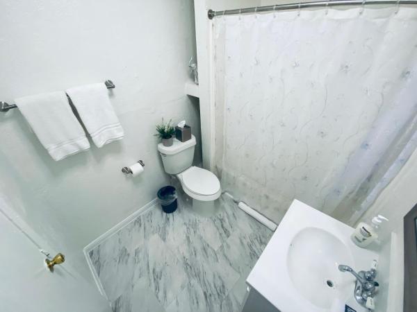 Holistic Gem w/1Gig Wi-Fi & free parking : photo 2 de la chambre chambre double avec salle de bains privative