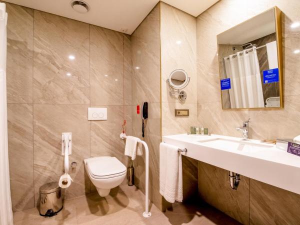 Doubletree By Hilton Antalya City Centre : photo 4 de la chambre chambre lit king-size - accessible aux personnes à mobilité réduite 