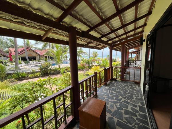 Noble House Beach Resort : photo 8 de la chambre bungalow - vue sur mer 