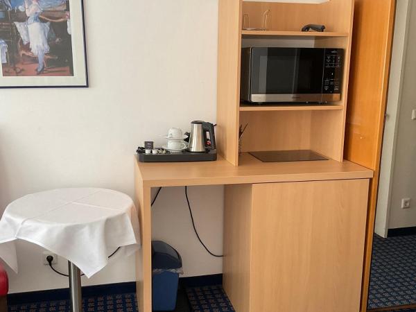Hotel in Herrenhausen : photo 10 de la chambre chambre lits jumeaux