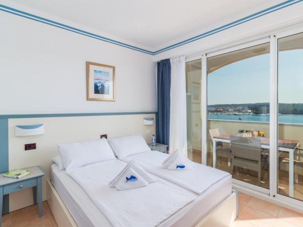 Resort del Mar : photo 1 de la chambre appartement supérieur 2 chambres avec balcon - vue sur mer (6 personnes)