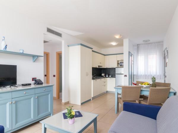 Residence Superior Del Mar : photo 3 de la chambre two-bedroom apartment with balcony and sea view (6 people)