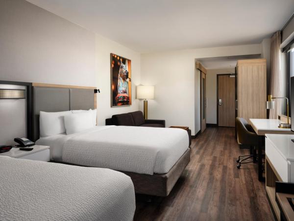 SpringHill Suites by Marriott New Orleans Downtown/Canal Street : photo 1 de la chambre chambre lit queen-size avec canapé-lit - vue panoramique sur ville