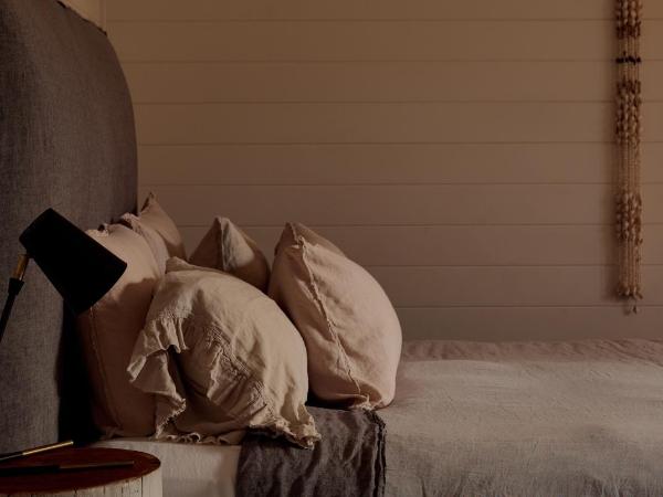 28 Degrees Byron Bay - Adults Only : photo 2 de la chambre chambre lit king-size avec petite piscine privée chauffée