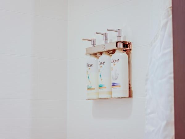 Holiday Inn Express Hotel & Suites Ohio State University- OSU Medical Center, an IHG Hotel : photo 1 de la chambre chambre avec 2 lits queen-size lits adaptée aux personnes malentendantes avec douche accessible en fauteuil roulant - non-fumeurs