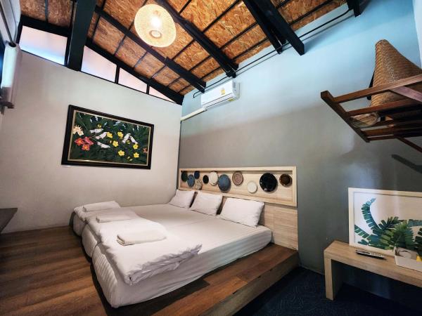 Baan Mai Kradan Hostel Chiang Rai : photo 2 de la chambre chambre triple avec salle de bains commune