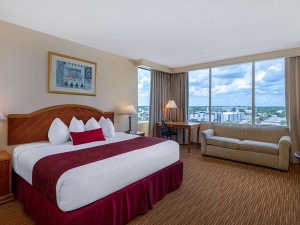 Ramada by Wyndham Kissimmee Gateway - Free Theme Park Shuttle : photo 1 de la chambre chambre lit king-size deluxe avec canapé-lit - tour