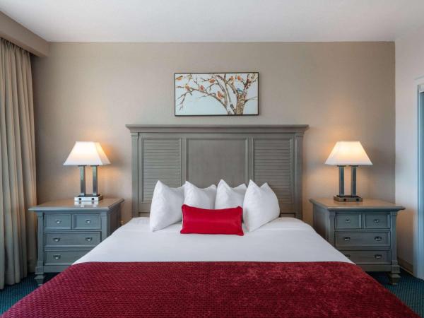 Ramada by Wyndham Kissimmee Gateway - Free Theme Park Shuttle : photo 1 de la chambre suite lit king-size deluxe avec canapé-lit - tour