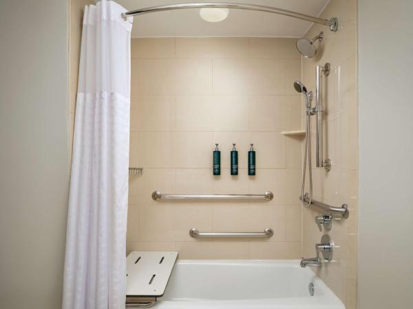Hilton New Orleans Riverside : photo 4 de la chambre hébergement 2 lits queen-size avec baignoire adaptée - accessible aux personnes à mobilité réduite
