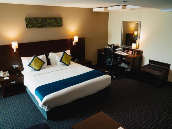 Best Western Premier Muscat : photo 6 de la chambre suite lit king-size - fumeurs - vue sur montagne 