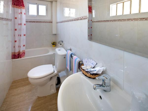 Hostal Barcelona : photo 1 de la chambre chambre double ou lits jumeaux avec salle de bains privative