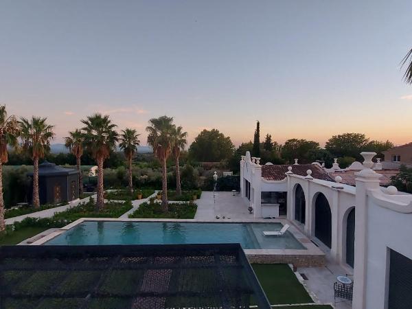 Maison Blue Palm Aix en Provence : photo 6 de la chambre suite lit queen-size - vue sur piscine