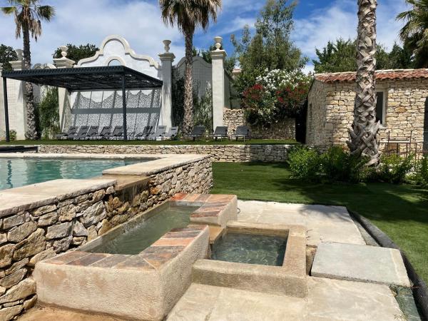 Maison Blue Palm Aix en Provence : photo 8 de la chambre suite lit queen-size - vue sur piscine