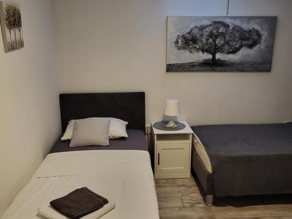 Guest House Lucija : photo 4 de la chambre chambre lits jumeaux avec salle de bains