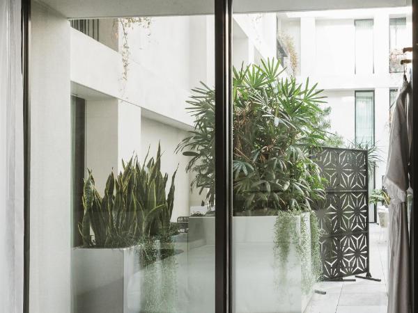 The Godfrey Hotel Hollywood : photo 7 de la chambre hébergement lit king-size avec terrasse de jardin - accès au salon element