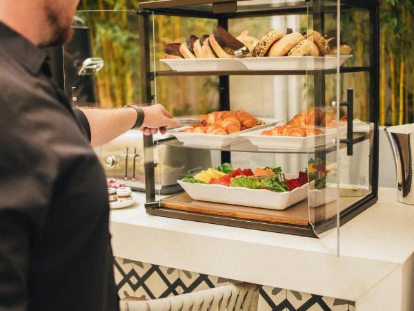 The Godfrey Hotel Hollywood : photo 10 de la chambre chambre lit king-size - accès au salon element